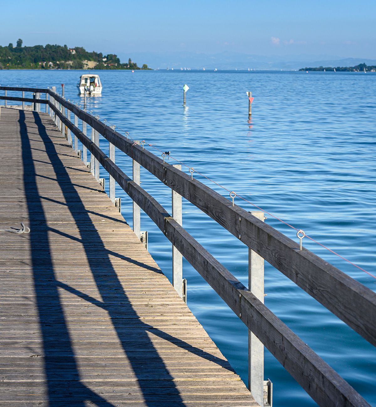 Steg am Hafen in Sipplingen mit Blick auf den Bodensee