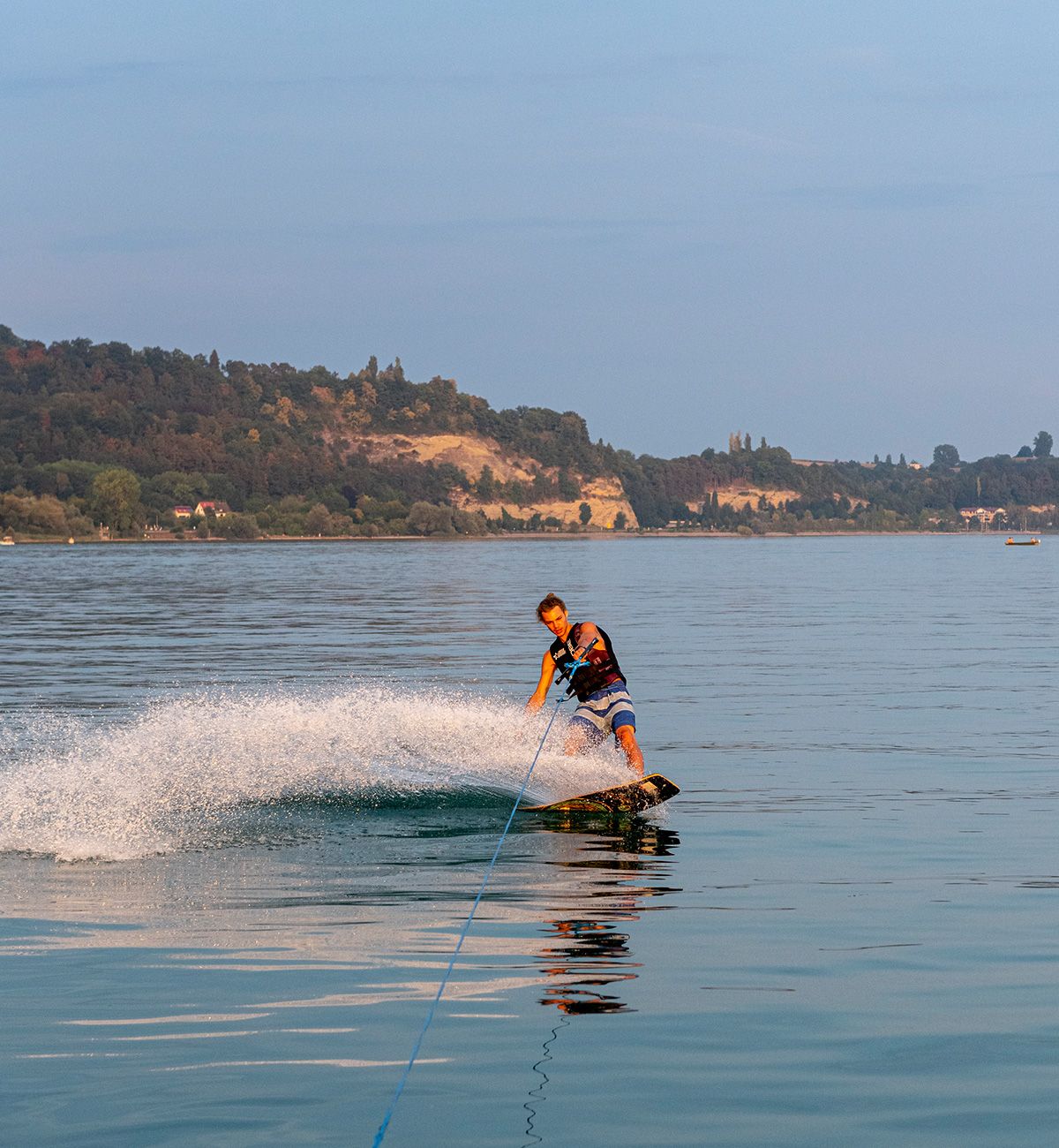 Zu sehen ist ein Wasserskisportler auf dem Bodensee