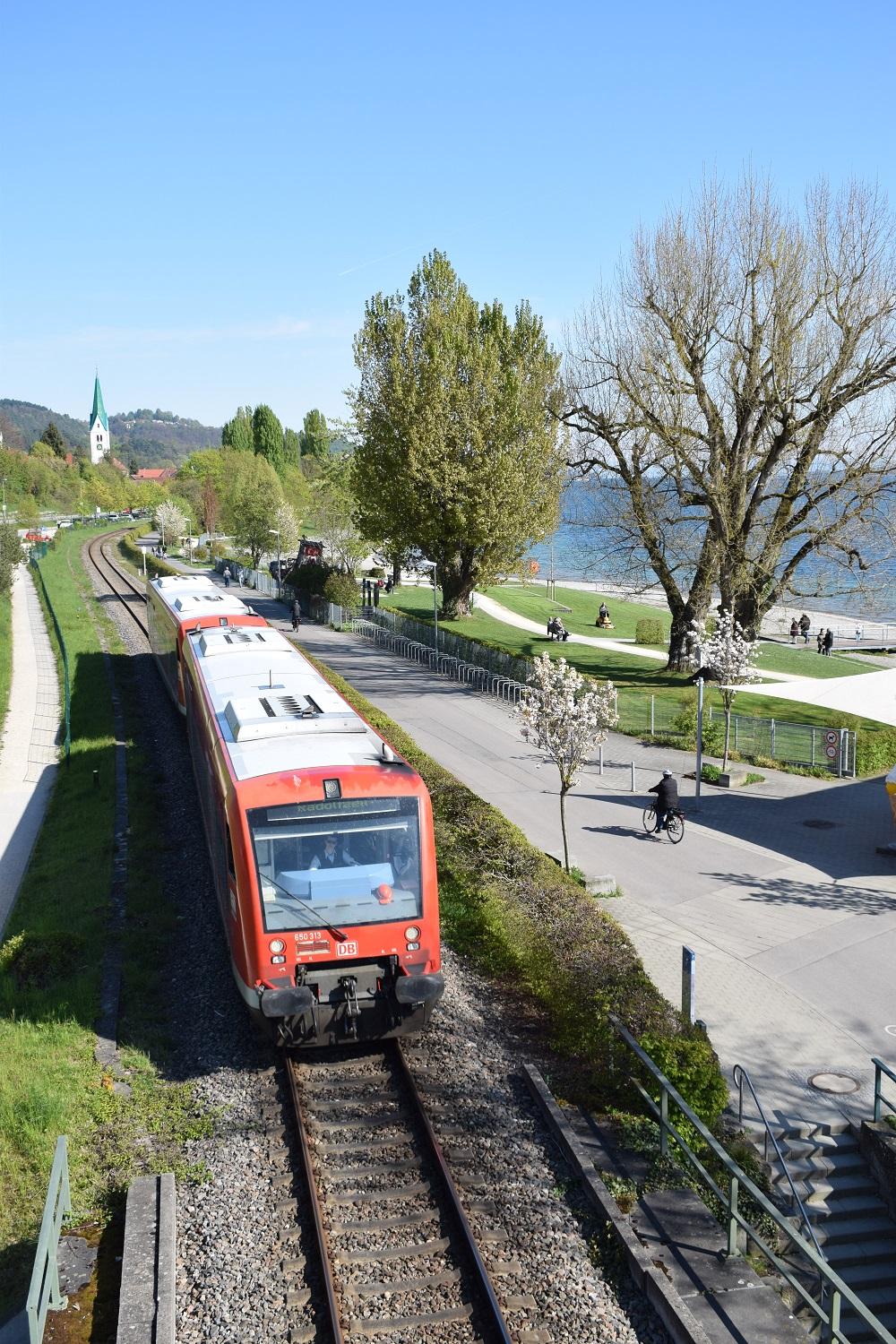 Zusehen ist ein Zug der Deutschen bahn bei der Durchfahrt durch Sipplingen am Strandbad vorbei.
