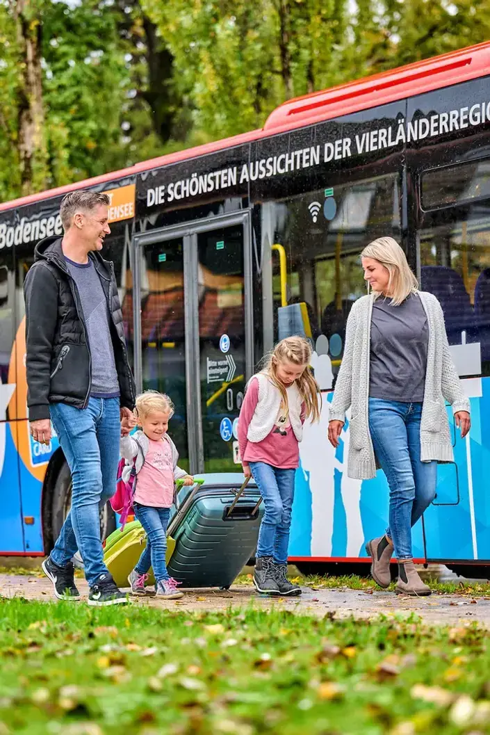  Zu sehen ist eine Familie die mit dem Bus unterwegs ist.