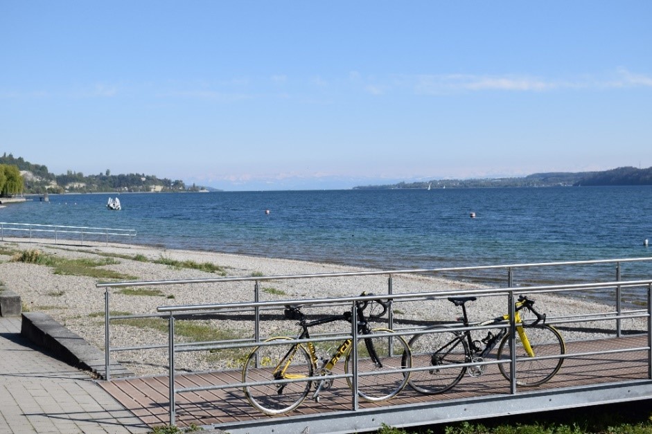 Zus ehen sind zwei Fahrräder, die auf dem Steg in Sipplingen abgestellt sind.
