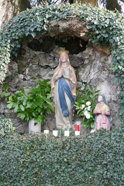 Lourdes-Grotte Kirchplatz