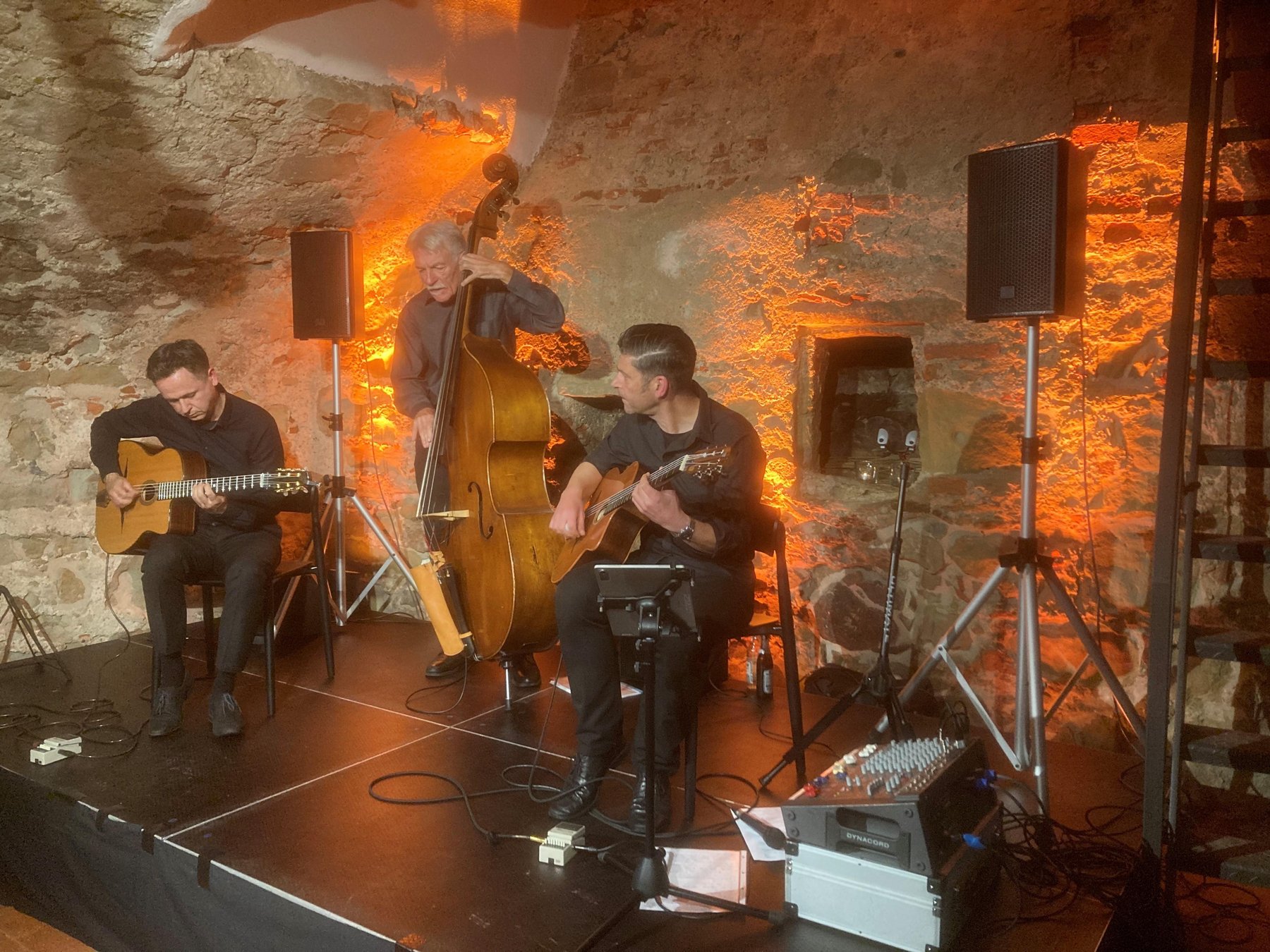 Trio beim Konzert auf der Bühne des Rathauskellers Trio beim Konzert auf der Bühne des Rathauskellers