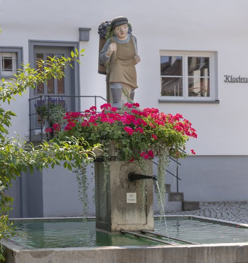 Winzerbrunnen Statue eines Winzerjungen schmückt einen Brunne in Sipplingen.