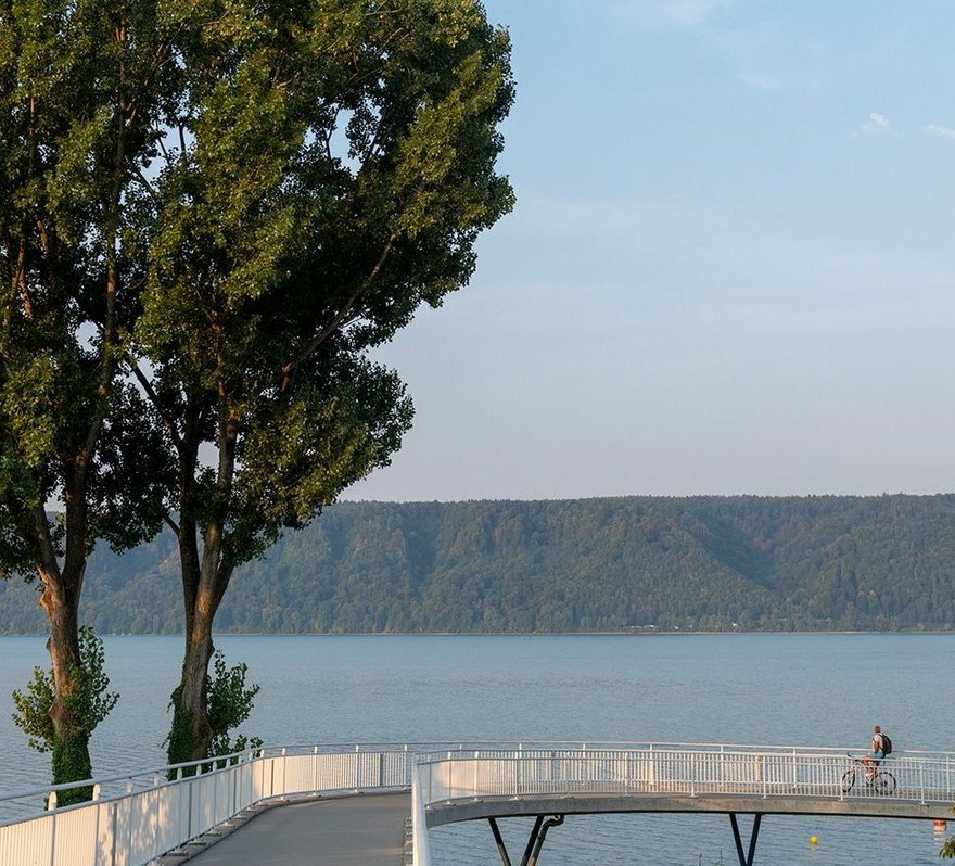 Mit dem Rad über die Brücke - mit Blick auf den Bodensee