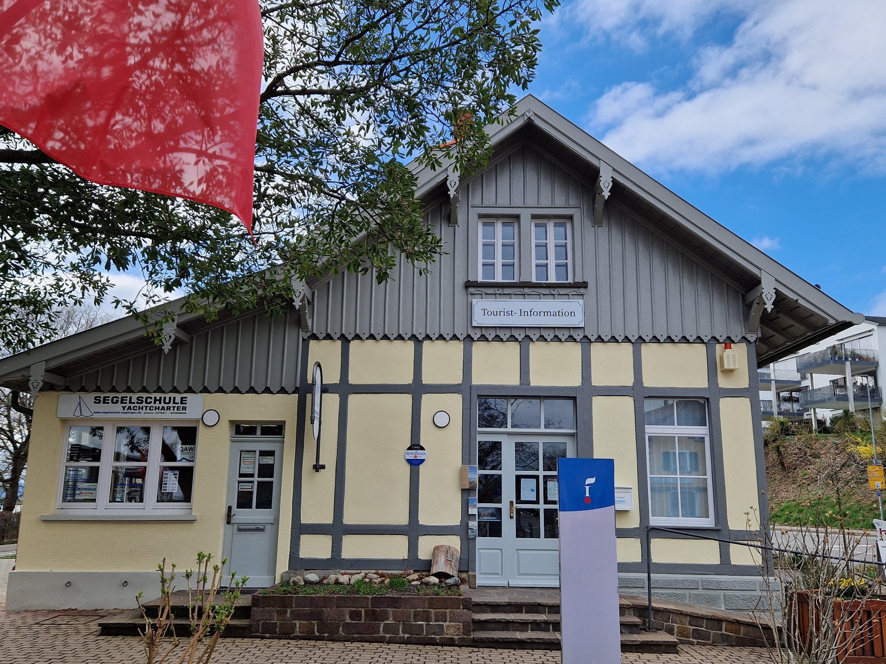 Eingang Gebäude Tourist-Information und Eingang Segelschule