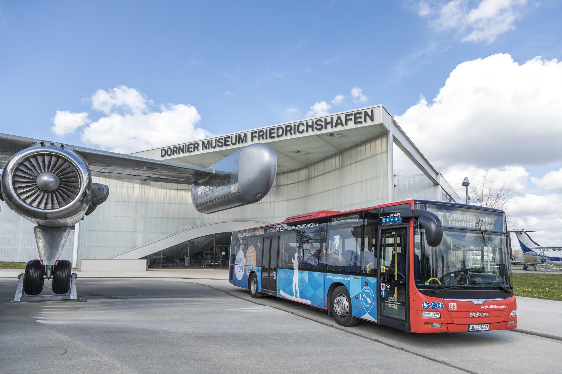 Ein Bus parkt vor dem Eingang des Dornier Museums in Friedrichsfhafen.