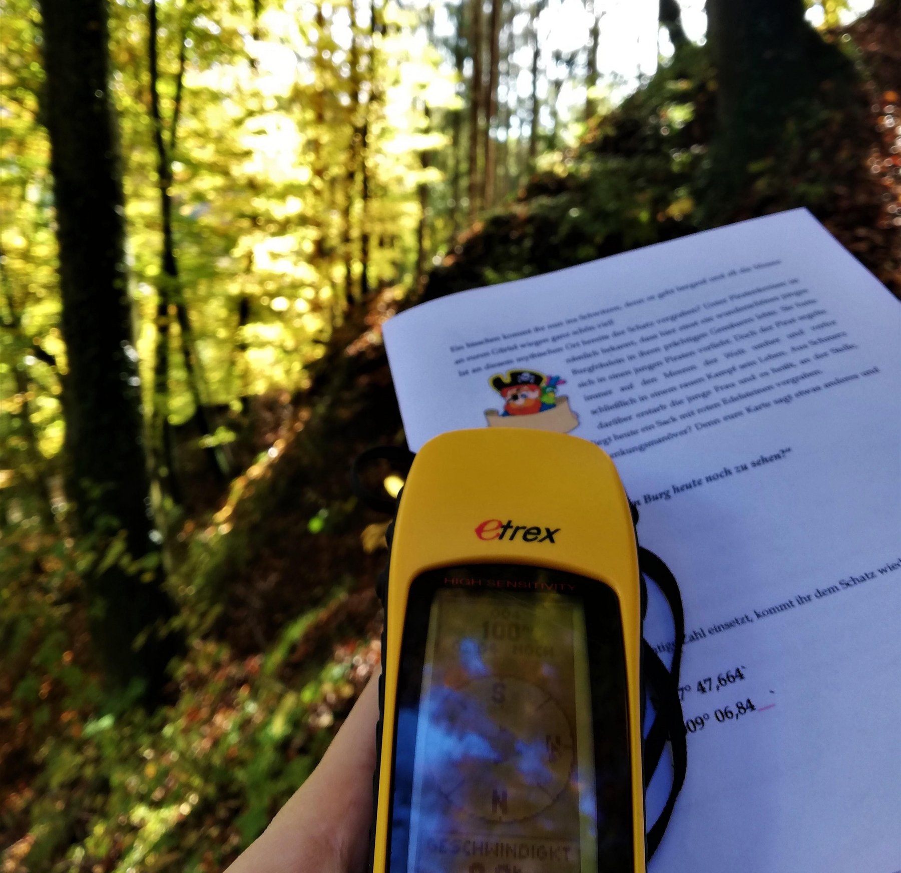 Geocaching Zus ehen ist ein Geocachgerät und ein Rätselheft