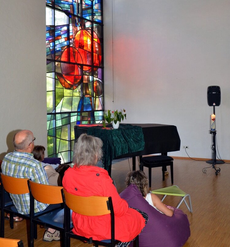 Zuhörer in der Hörspielkirche