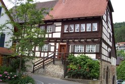 Bruderschaftshaus mit Winzerbrunnen